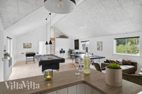 Aktivitetsrum i luksushus nr. 350 med 9 soveværelser og plads til 24 personer.