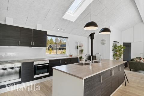 Køkkenet i luksushus nr. 350 er udstyrret, så I let kan lave mad til 24 personer.