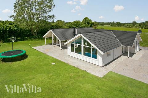 Velkommen til dette velindrettede Skanlux hus nær Råbylille\'s skønne strand og områdets mange spændende attraktioner. 