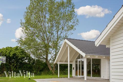 Luksushus nr. 349 har en dejlig terrasse med gode havemøbler til 14 personer.