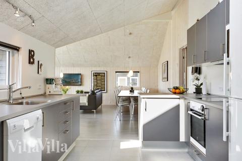 Køkkenet i luksushus nr. 353 er udstyrret, så I let kan lave mad til 14 personer.