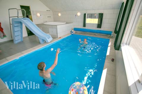 Sommerhus 353 er indrettet med en lækker poolafdeling med vandrutsjebane, dejlig stor indbygget spabad og sauna