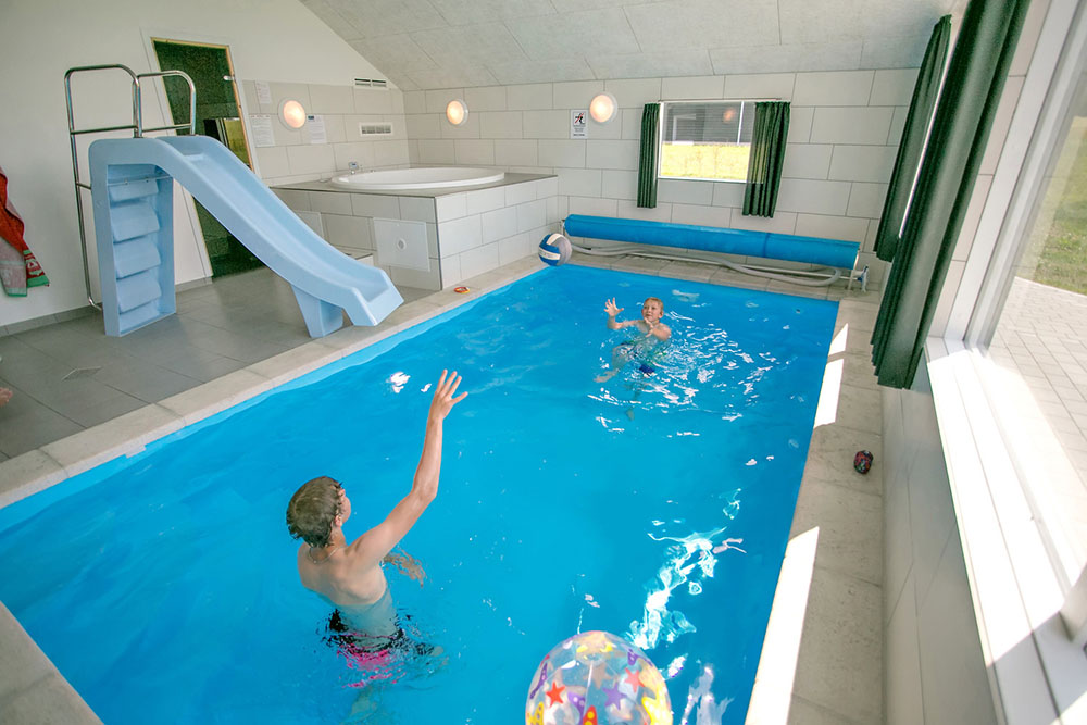 Sommerhus 353 er indrettet med en lækker poolafdeling med vandrutsjebane, dejlig stor indbygget spabad og sauna