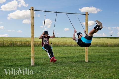 I det attraktive aktivitesrum i luksushus nr. 353 i Fyn og øer  er der masser af udendørs aktiviteter, f.eks. legetårn og gynge