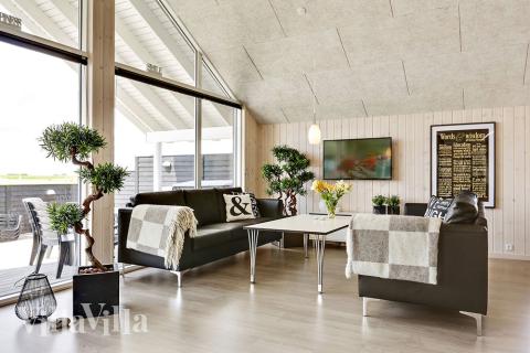 Det store lyse opholdrum i luksushus nr. 353 til 14.