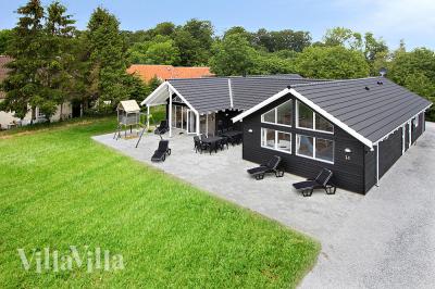 Dette fantastiske luksushus er beliggende på dejlige Langeland tæt ved strand og skøn natur og dermed den perfekte ramme for ferie med venner eller familie.