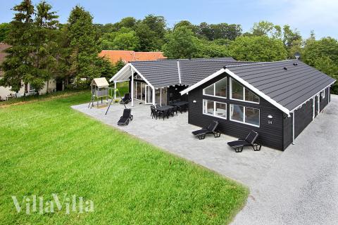 Dette fantastiske luksushus er beliggende på dejlige Langeland tæt ved strand og skøn natur og dermed den perfekte ramme for ferie med venner eller familie.