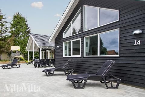 Luksushus nr. 355 har en dejlig terrasse med gode havemøbler til 18 personer.