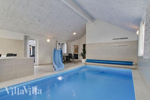 Sommerhus 356 er indrettet med en lækker poolafdeling med vandrutsjebane, dejlig stor indbygget spabad og sauna