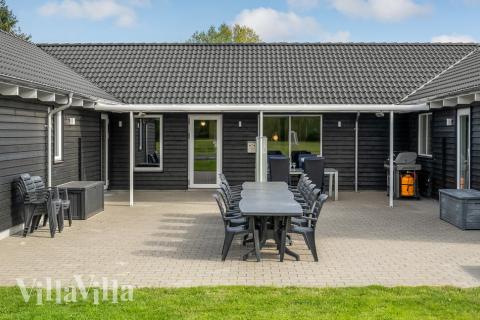 På terrassen i sommerhus nr. 356 er der plads til 20 personer.