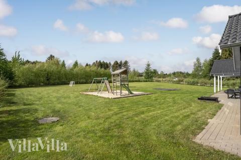 I det attraktive aktivitesrum i luksushus nr. 356 i Østjylland  er der masser af udendørs aktiviteter, f.eks. legetårn og gynge