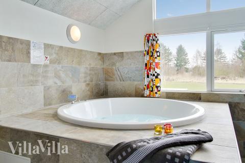 Nyd varmen i spaen i luksushus nr. 358 i Østjylland