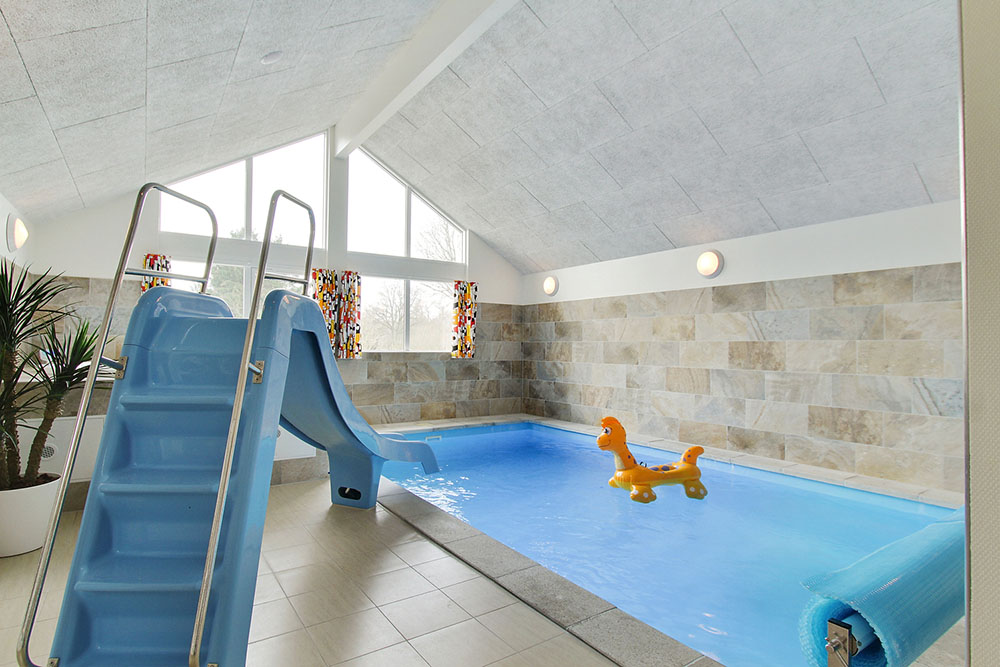 Sommerhus 358 er indrettet med en lækker poolafdeling med vandrutsjebane, dejlig stor indbygget spabad og sauna