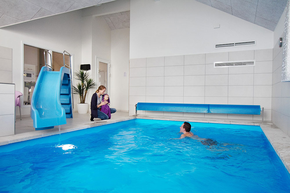 Sommerhus 357 er indrettet med en lækker poolafdeling med vandrutsjebane, dejlig stor indbygget spabad og sauna