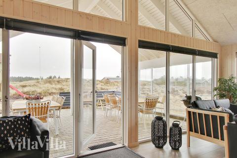 I kan sagtens side 18 personer sammen i sommerhusets opholdsrum, når I besøger luksushus 357 i Vestjylland.