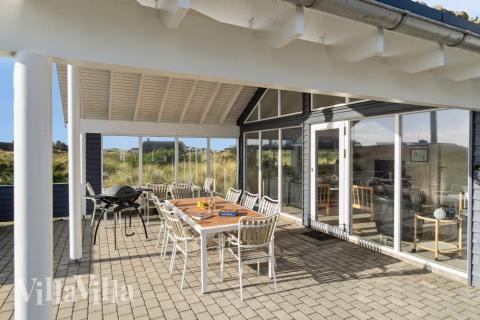 På terrassen i sommerhus nr. 357 er der plads til 18 personer.