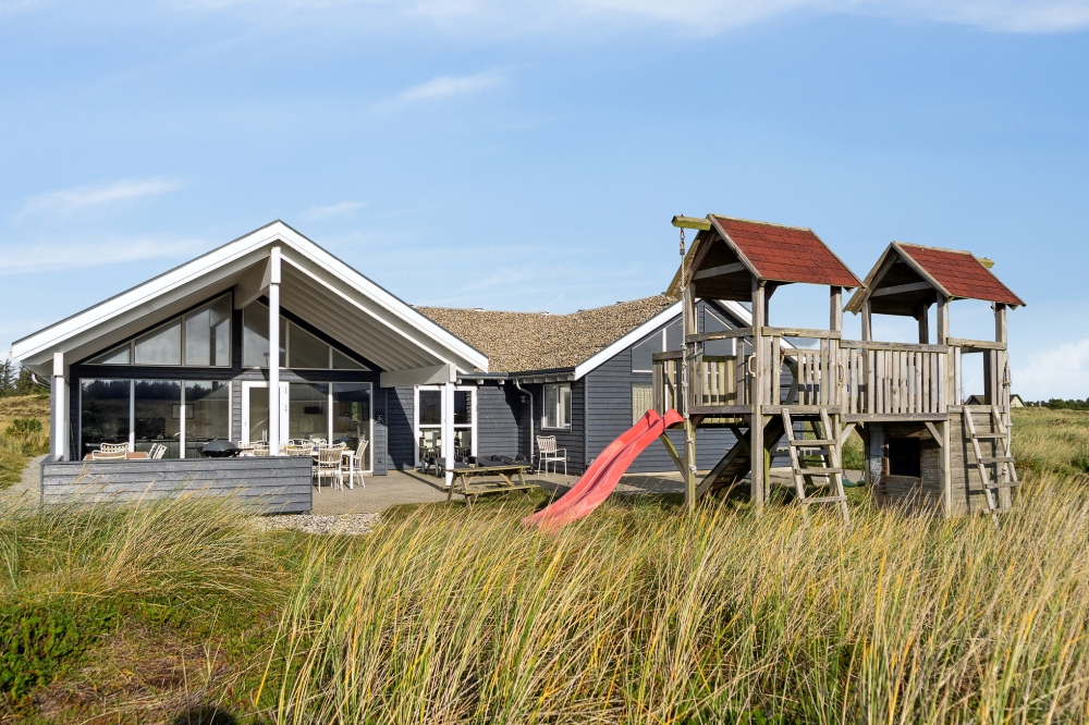 Nyd en grillaften på terrassen i luksushus nr. 357 i Vestjylland