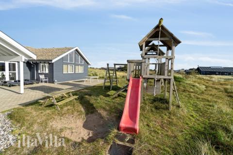 I det attraktive aktivitesrum i luksushus nr. 357 i Vestjylland  er der masser af udendørs aktiviteter, f.eks. legetårn og gynge