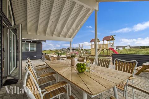 Luksushus nr. 357 har en dejlig terrasse med gode havemøbler til 18 personer.
