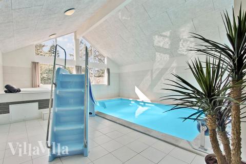 Sommerhus 361 er indrettet med en lækker poolafdeling med vandrutsjebane, dejlig stor indbygget spabad og sauna