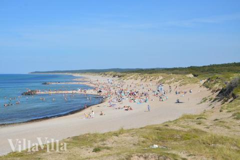 Stranden nær luksushus nr. 361 i Nordsjælland indbyder til en gåtur.