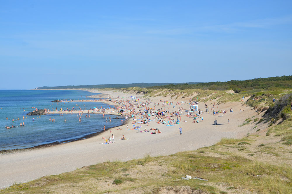 Stranden nær luksushus nr. 361 i Nordsjælland indbyder til en gåtur.