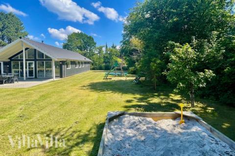 I det attraktive aktivitesrum i luksushus nr. 361 i Nordsjælland  er der masser af udendørs aktiviteter, f.eks. legetårn og gynge