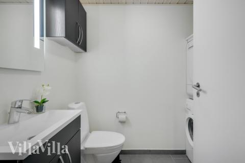 Der er bad med brus i luksushus nr. 362 til 24 personer.