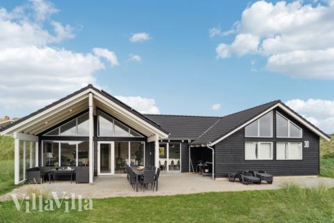 Luksushus nr. 363 har en dejlig terrasse med gode havemøbler til 20 personer.