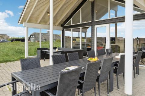 På terrassen i sommerhus nr. 363 er der plads til 20 personer.