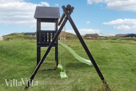 I det attraktive aktivitesrum i luksushus nr. 363 i Vestjylland  er der masser af udendørs aktiviteter, f.eks. legetårn og gynge