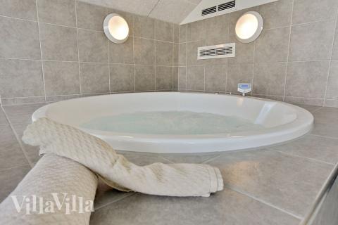 Nyd varmen i spaen i luksushus nr. 366 i Lolland/Falster/Møn