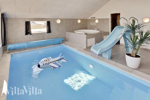 Sommerhus 366 er indrettet med en lækker poolafdeling med vandrutsjebane, dejlig stor indbygget spabad og sauna