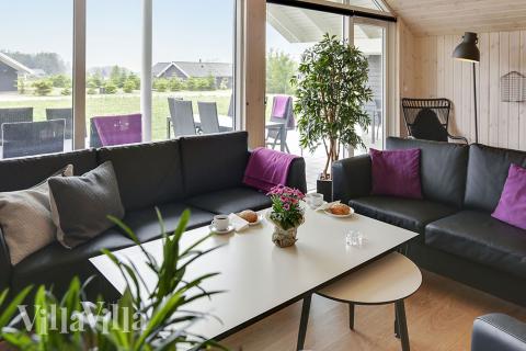 I kan sagtens side 14 personer sammen i sommerhusets opholdsrum, når I besøger luksushus 366 i Lolland/Falster/Møn.