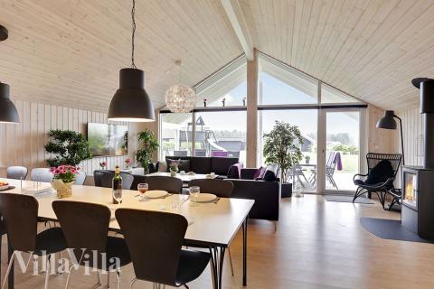 Det store lyse opholdrum i luksushus nr. 366 til 14.