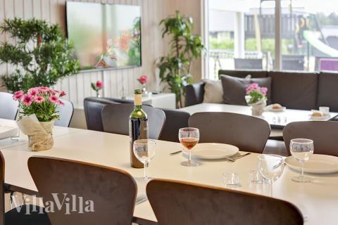 Opholdsrum med plads til 14 i luksushus nr. 366.