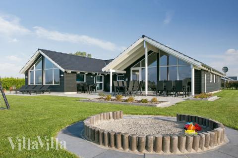 Skønt poolhus nær ved Råbylille Strand på Møn med masser af aktivitetsmuligheder for både store og små.