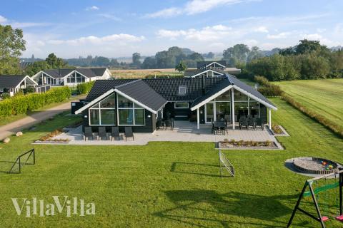 Luksushus nr. 366 har en dejlig terrasse med gode havemøbler til 14 personer.