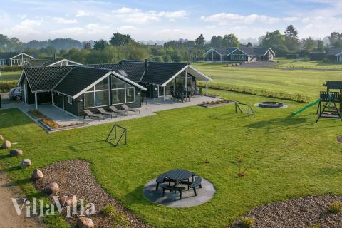 Flot sommerhus nr. 366 med god plads til op til 14 personer