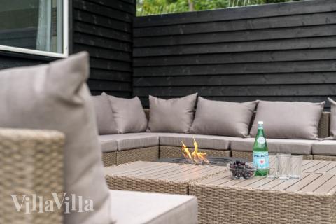 På terrassen i sommerhus nr. 365 er der plads til 20 personer.