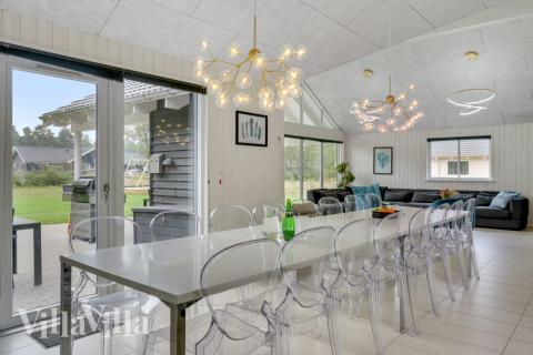 I kan sagtens side 20 personer sammen i sommerhusets opholdsrum, når I besøger luksushus 365 i Nordsjælland.