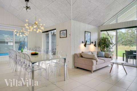 Det store lyse opholdrum i luksushus nr. 365 til 20.