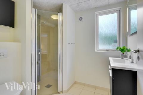 Der er bad med brus i luksushus nr. 365 til 20 personer.