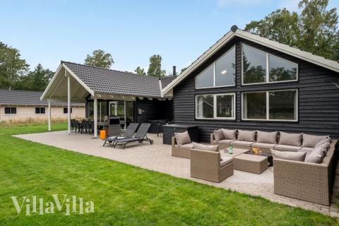 Luksushus nr. 365 har en dejlig terrasse med gode havemøbler til 20 personer.