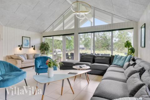 Sofaen i luksushus 365 i Nordsjælland indbyder til brætspil eller at se en film sammen.