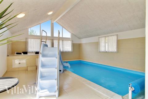 Den lækre pool i luksushuse nr. 370 til 20 personer