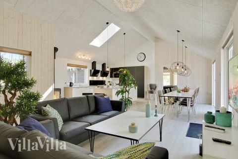 Det store lyse opholdrum i luksushus nr. 370 til 20.