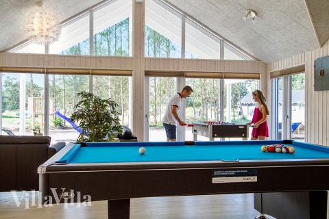 Luksushus 370 til 20 personer byder på et stort aktivitetsrum med bl.a. billard og dart