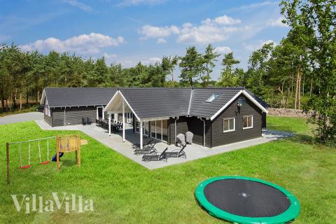 Skønt poolhus med plads til  20 personer på Bornholm.\r\n