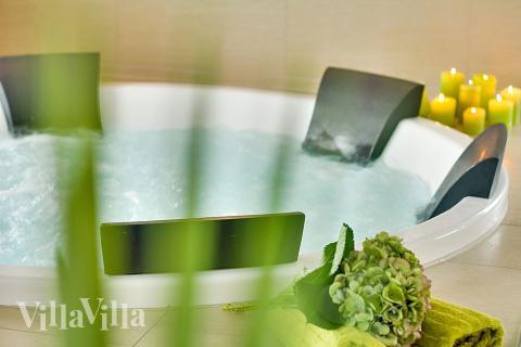 Nyd varmen i spaen i luksushus nr. 370 i Bornholm